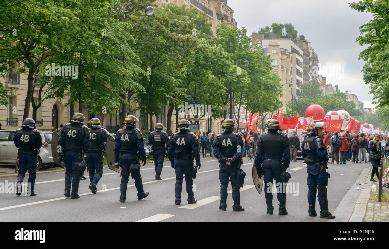 Französischen Gewerkschaften und Studenten protestieren in Paris, Frankreich, nachdem die Regierung gezwungen durch umstrittene Arbeitsmarktreformen Stockfoto