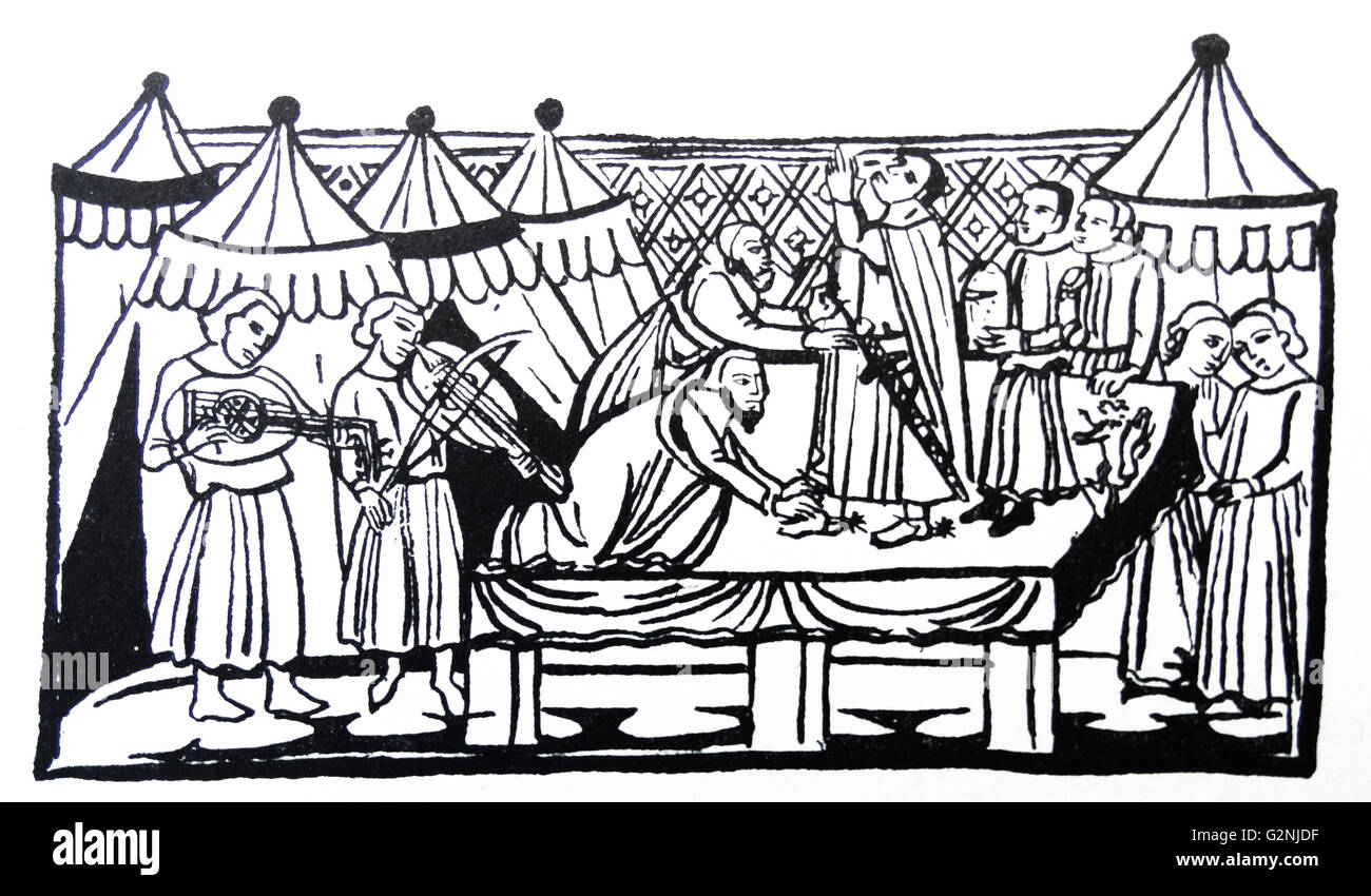 Zeichnung mit der Darstellung der Bewaffnung der Ritter von' Die Geschichte von Troy' genommen. Der Ritter mit seinem Schwert, Sporen, Rüstung, Helm und Schild die Musiker im Hintergrund spielen. Vom 14. Jahrhundert Stockfoto
