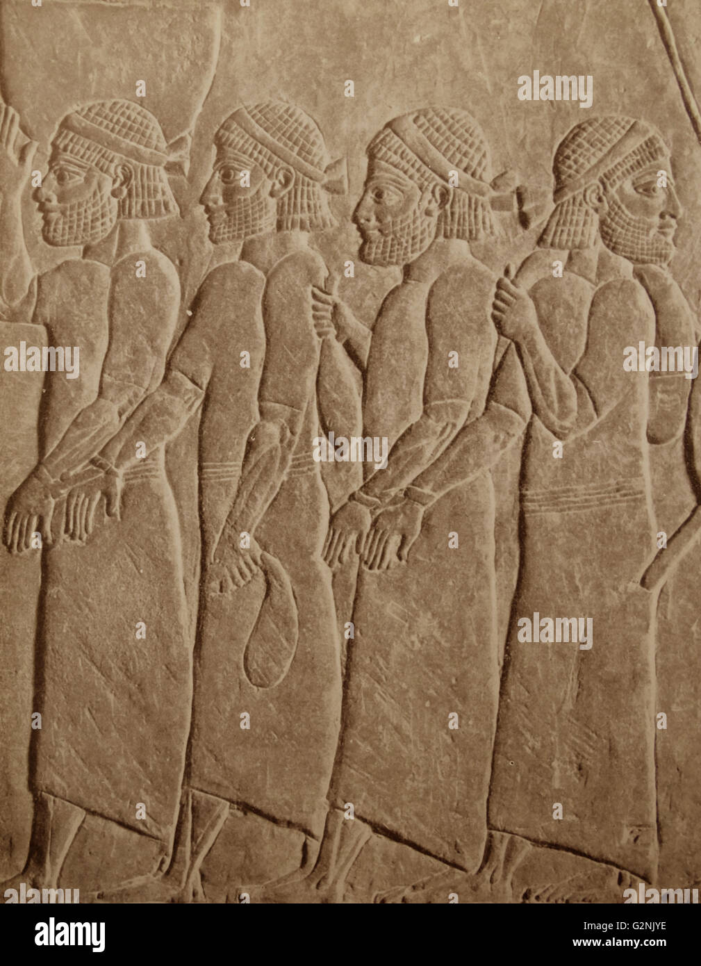 Kriegsgefangene, paarweise zusammen gebunden. Von einem assyrischen Relief. Stockfoto