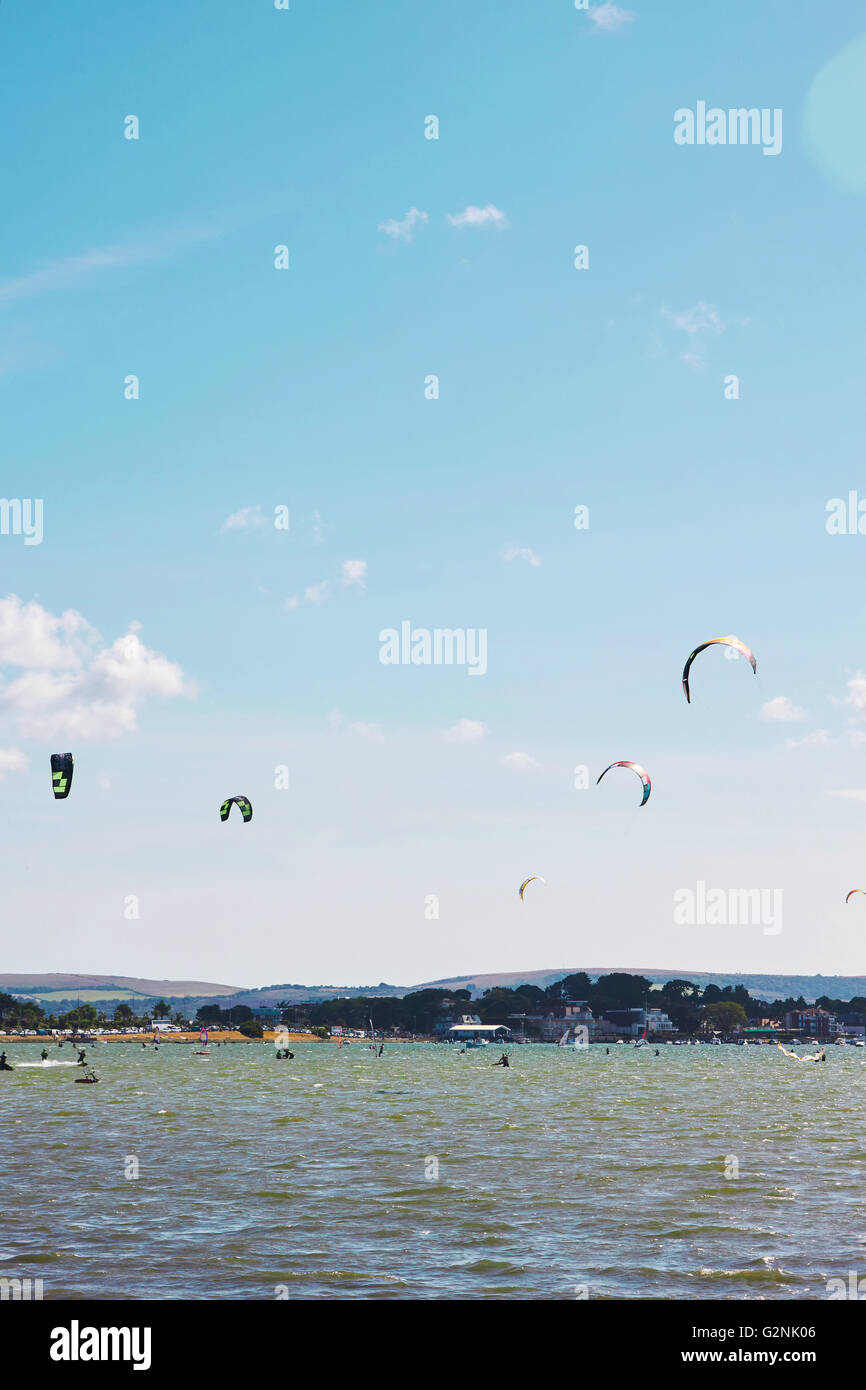 Gruppe von Menschen, die Kite-Surfen auf dem Meer im Vereinigten Königreich Stockfoto