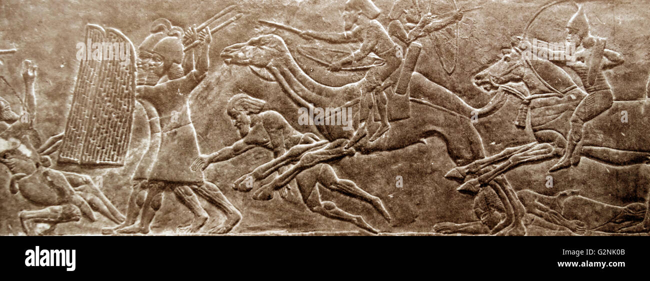 Assyrische Reliefs Darstellung der militärischen Heldentaten der Herrscher und der Sturz ihrer Feinde. Stockfoto