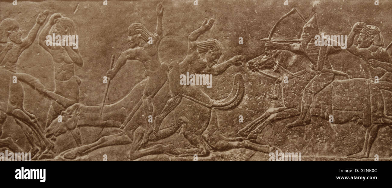Assyrische Reliefs Darstellung der militärischen Heldentaten der Herrscher und der Sturz ihrer Feinde. Stockfoto