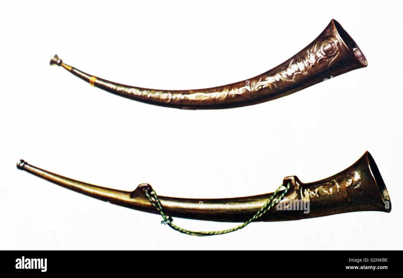 Zwei Burgmote Hörner. Diese musikalischen Instrumente sind aus Gehämmerten und geprägte Bronze gefertigt. Die Hörner sind von Canterbury und Dover und wurden für Sachen wie zusammen Aufruf der Konzerne für Tagungen genutzt. Stockfoto