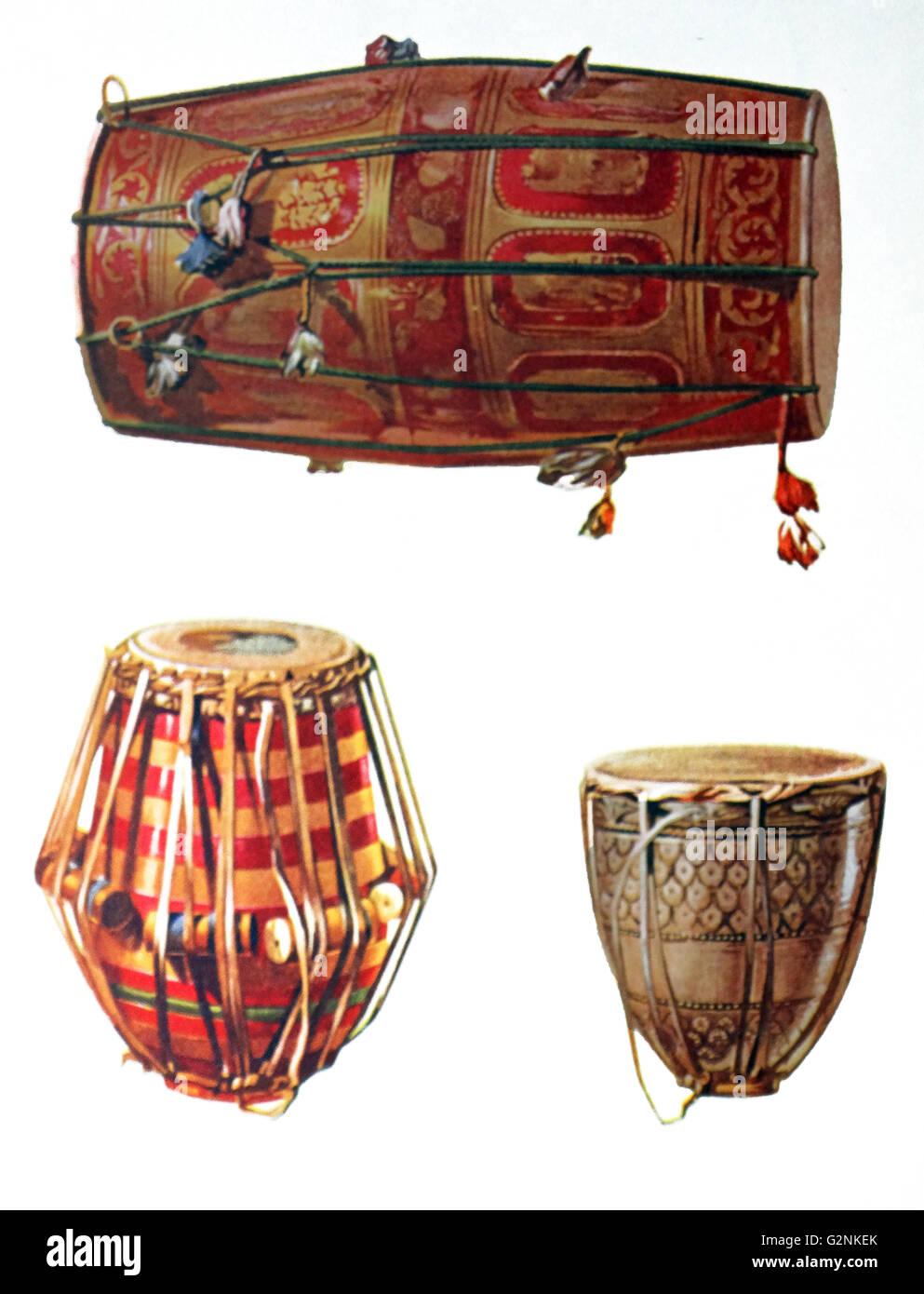 Indische Drums. Die lackierten Instrumente bestand aus einem hölzernen Trommel, Steingut und ein Tam Tam. Die Instrumente wurden rhythmisch verwendet und wurden gesagt, ein Ort an der Grenze zwischen Musik und Geräusch zu besetzen. Stockfoto