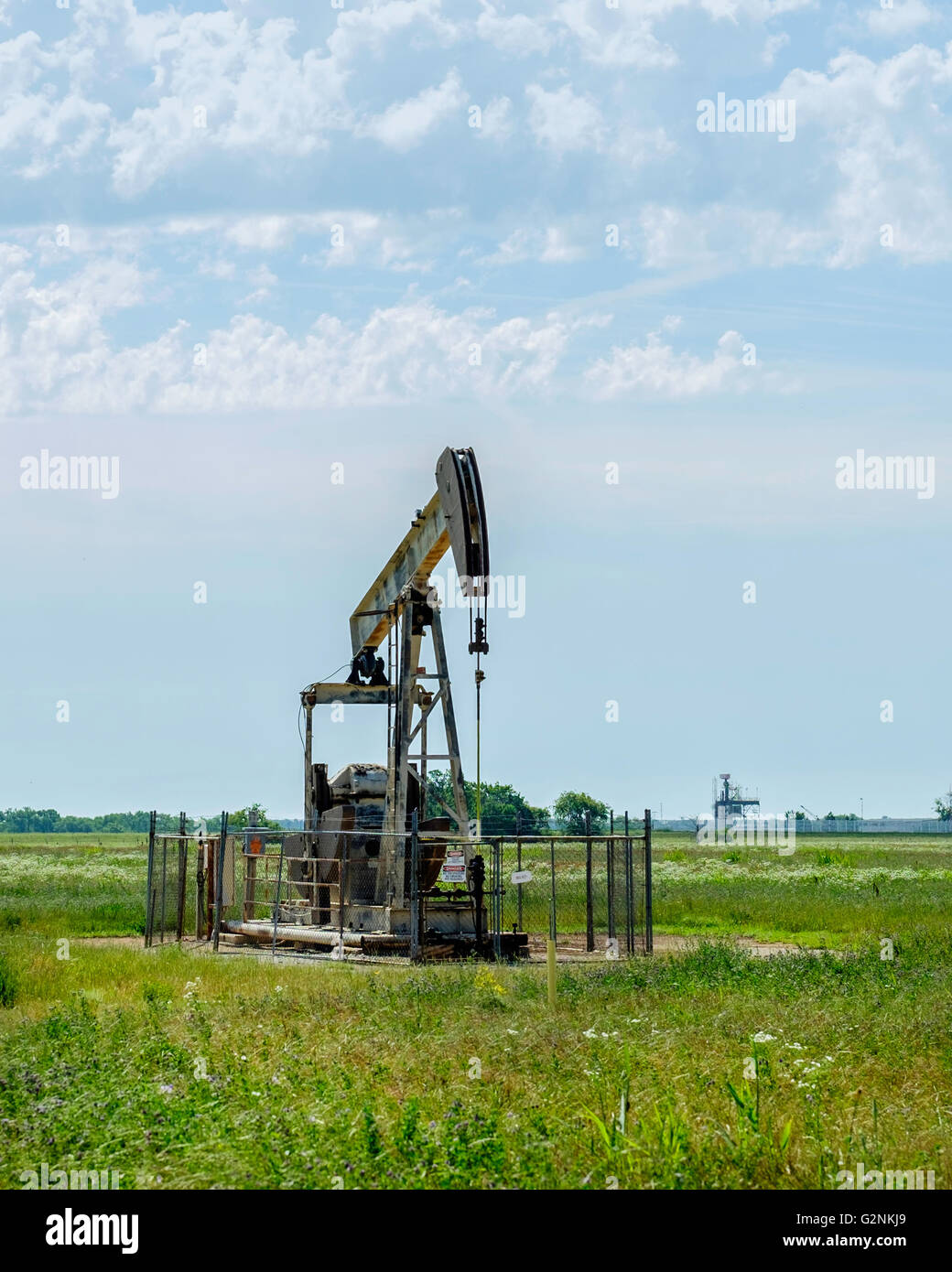 Eine Pumpe Jack Pumpenöl oder Gas in einem Lande Prärie in Oklahoma, USA. Stockfoto
