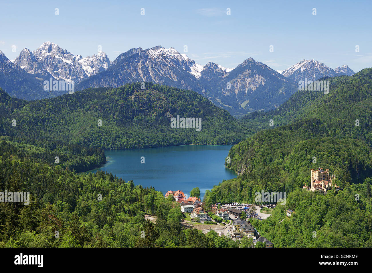 Blick vom Balkon aus mit Blick auf den See und die ältere Burg Schloss Neuschwanstein. Stockfoto