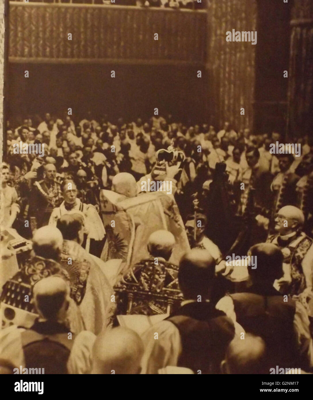 Erzbischof von Canterbury Cosmo Lang Kronen König George VI am Westminster Abbey, London, 1937 Stockfoto