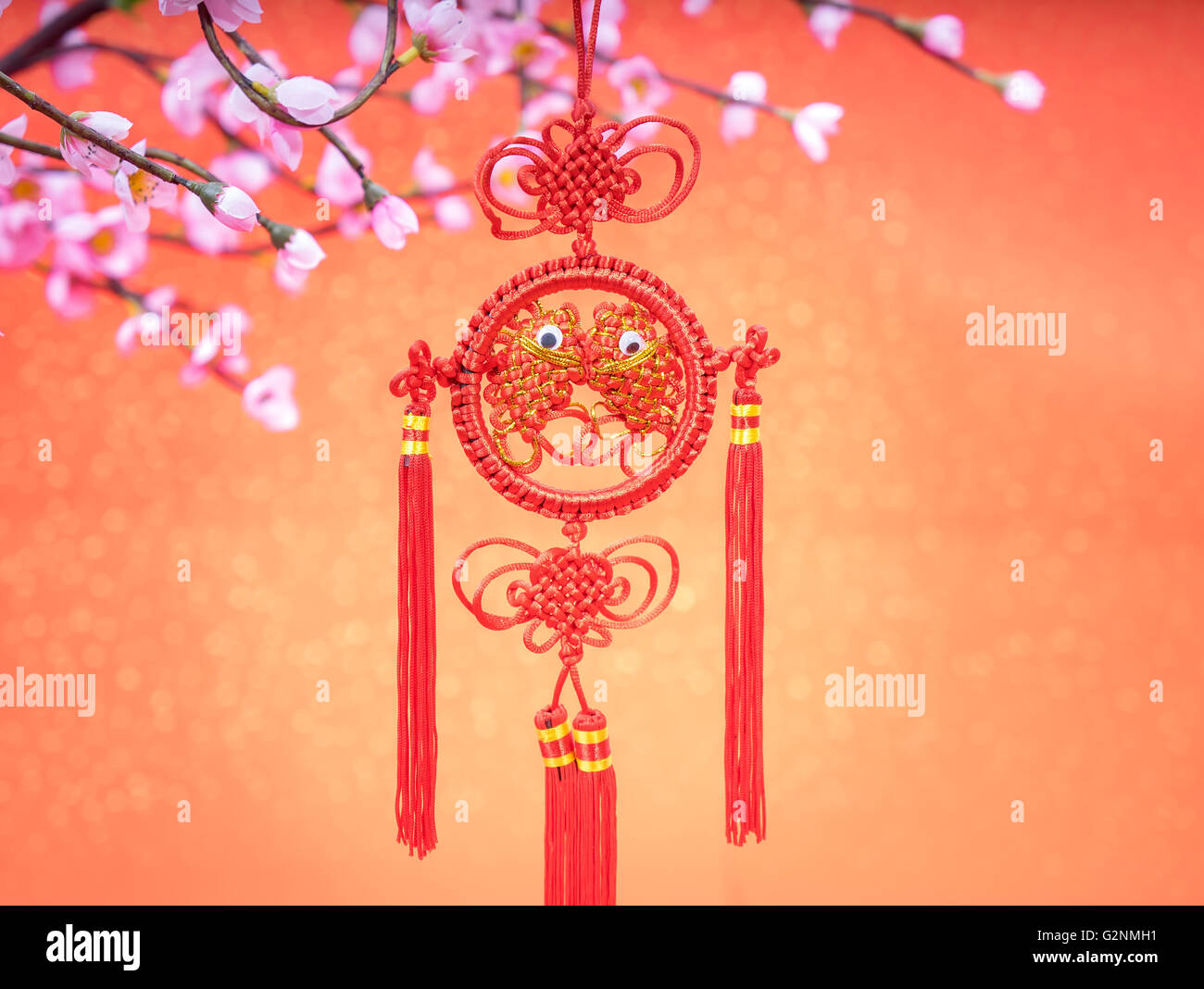 Traditioneller chinesischer Knoten, Kalligraphie bedeutet frohes neues Jahr Stockfoto