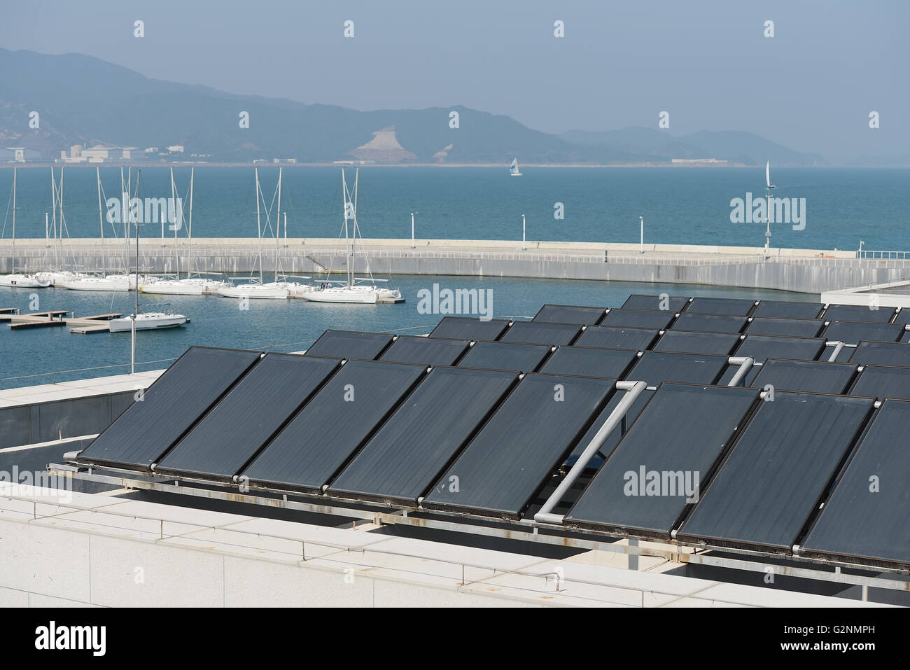 Solare Warmwasserbereitung Panel auf einem Hausdach Stockfoto