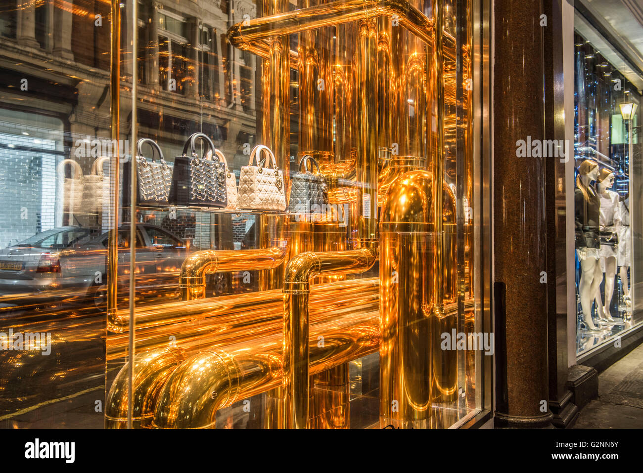 DIOR 16 Conduit Street, London W1S 2XL Windows von scupltivate Stockfoto