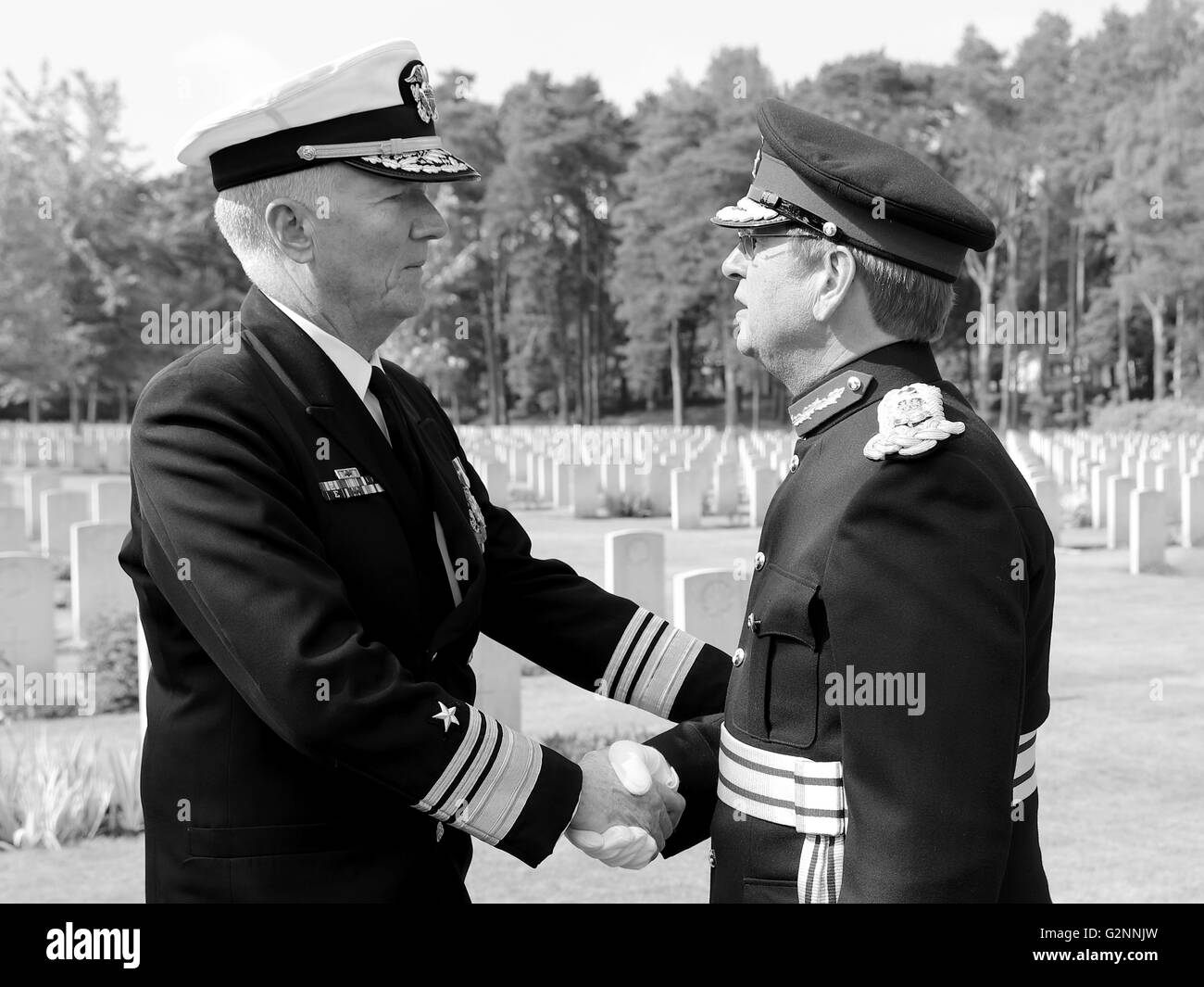 VADM James G. Foggo III Commander US 6. Flotte mit HM Lord Lieutenant von Surrey Michael mehr-Molyneux - Monochrom Stockfoto