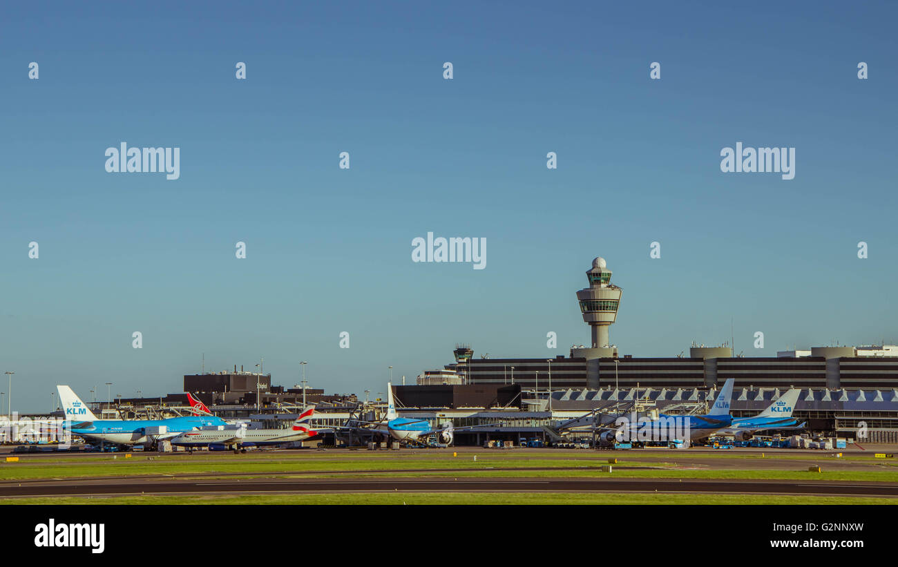 KLM Flugzeug am Flughafen Schiphol geladen. Es gibt 163 Reiseziele, die von KLM serviert. Stockfoto