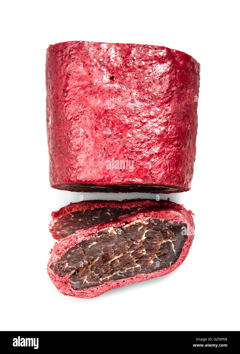 getrocknetes Fleisch in den Gewürzen isoliert auf weißem Hintergrund Stockfoto