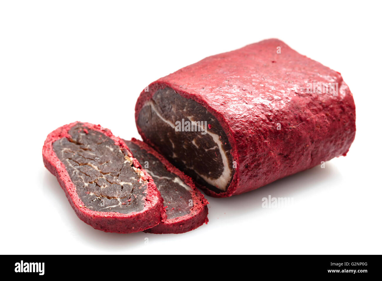 getrocknetes Fleisch in den Gewürzen isoliert auf weißem Hintergrund Stockfoto