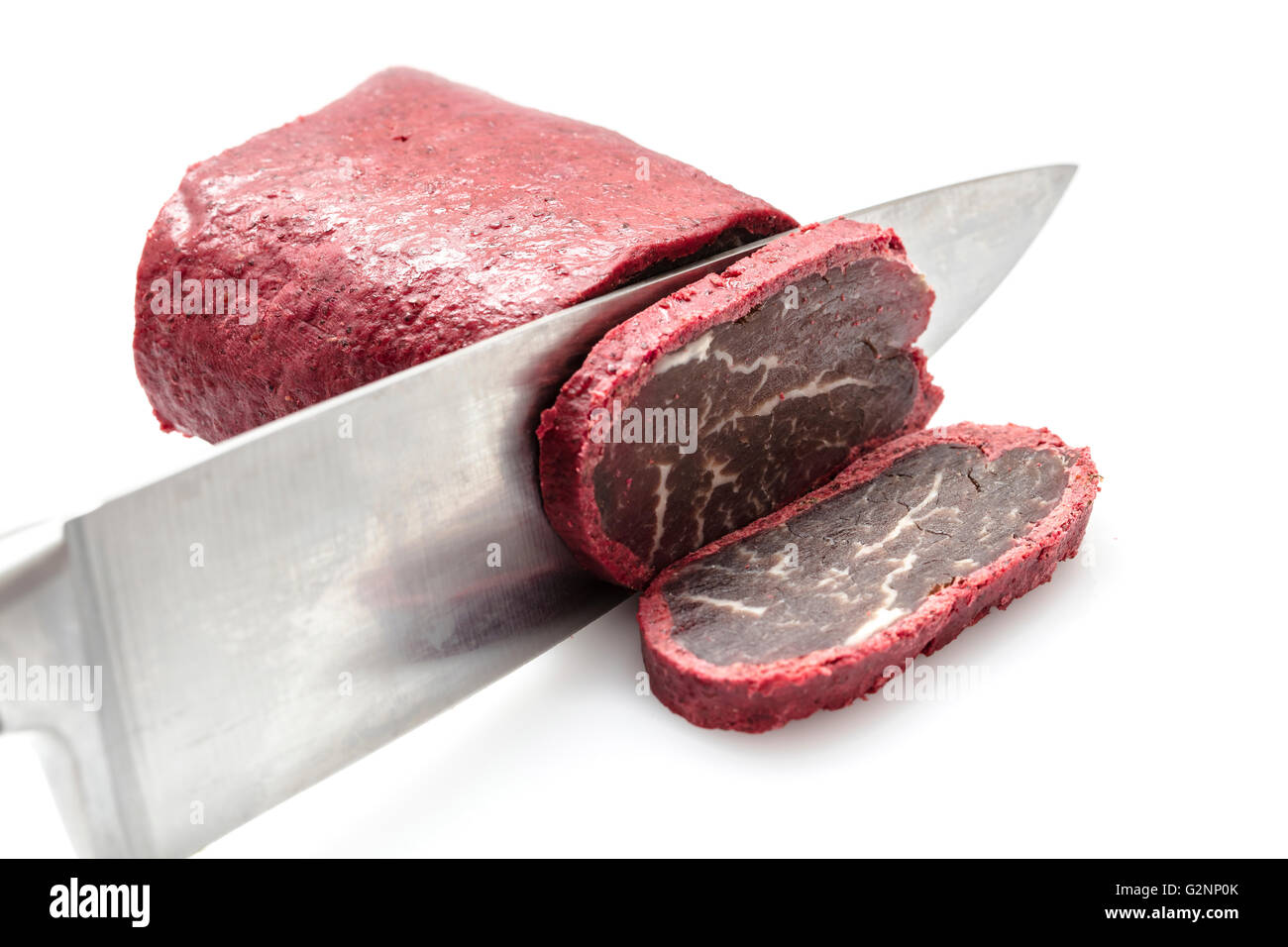 getrocknetes Fleisch in den Gewürzen isoliert auf weißem Hintergrund Stockfoto