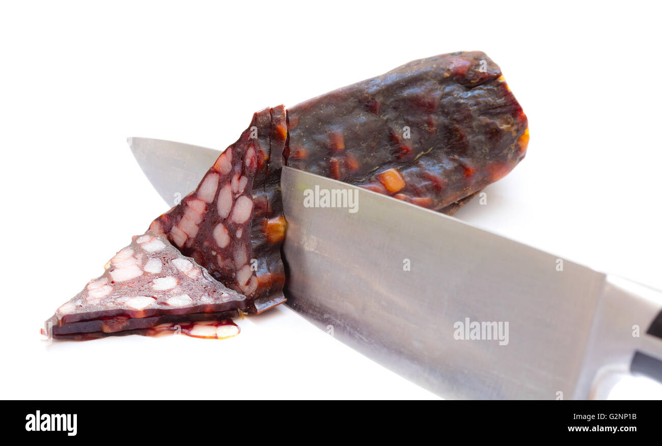 Riss Wurstscheiben isoliert auf weißem Hintergrund Stockfoto