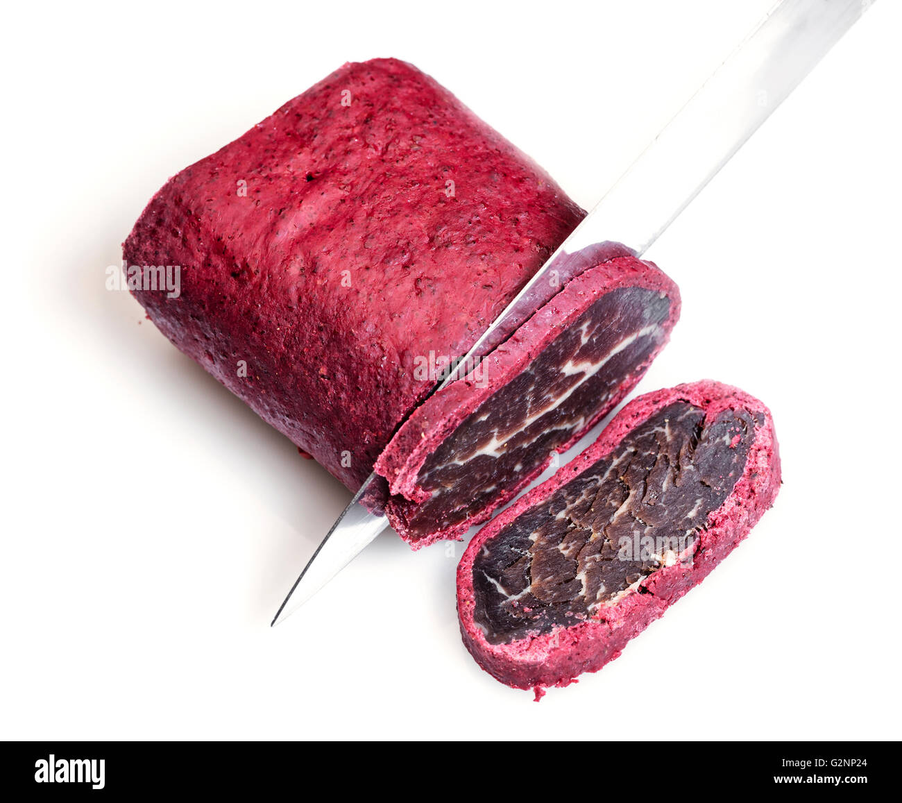 getrocknetes Fleisch in den Gewürzen isoliert auf weißem Hintergrund Stockfoto