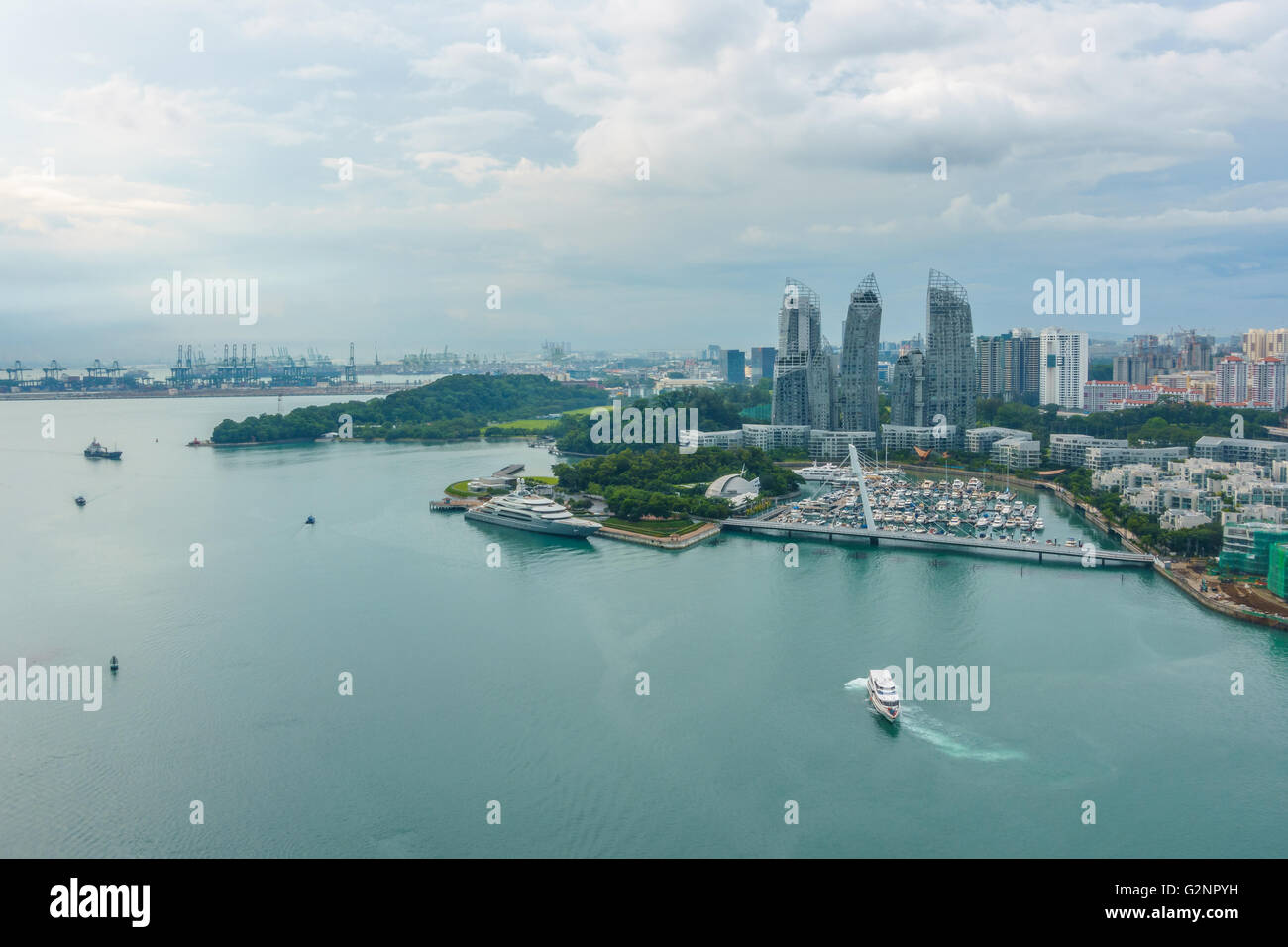 Luftaufnahme von Singapur Marina und Reflexionen zu Keppel Bay Wohnanlage von der Singapur-Seilbahn. Stockfoto