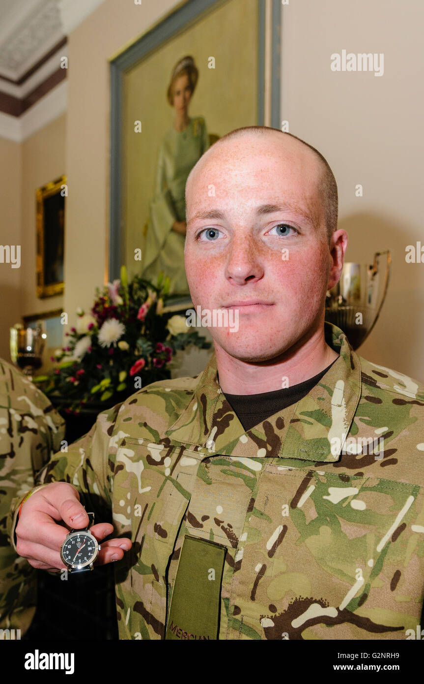 Holywood, 05.03.2012 - Private Maguire mit einer Regiments Uhr vorgestellt wird, nachdem er während einer Tour of Duty in Afghanistan verletzt Stockfoto