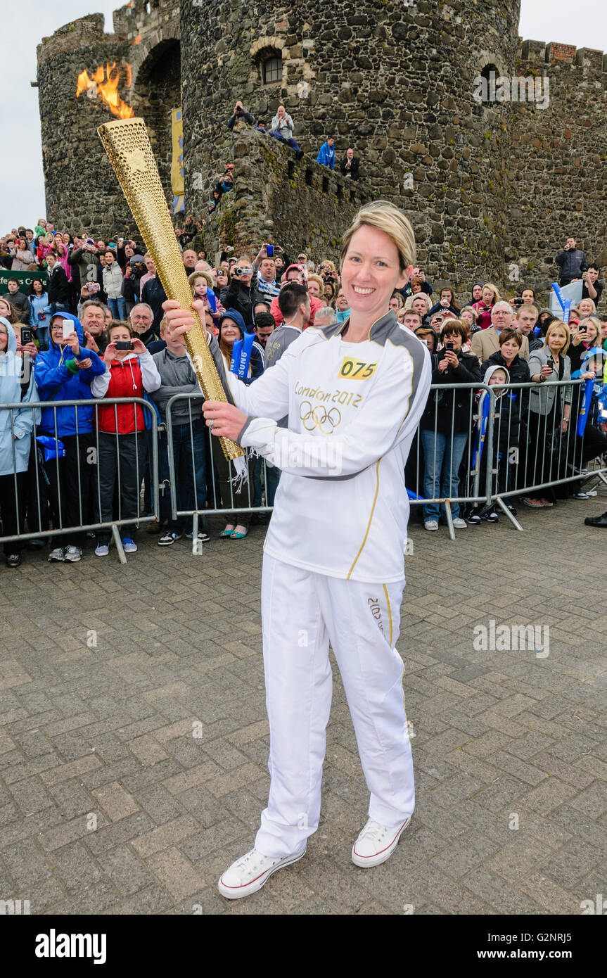 Carrickfergus 06.03.2012 - Lisa Hickson, Principal von Kircubbin Kindergarten trägt das Olympische Feuer, wie es macht seinen Weg durch Nordirland auf einer Tour des Vereinigten Königreichs vor die Olympischen Spiele 2012 in London Stockfoto