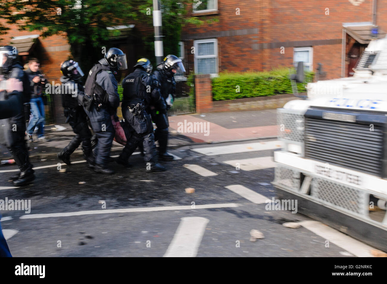 Belfast, 07.12.2012 - A PSNI Offizier ist schwer verletzt, wie Gewalt ausbricht im Ardoyne nach 12. Juli Oranier-Orden-Parade Stockfoto