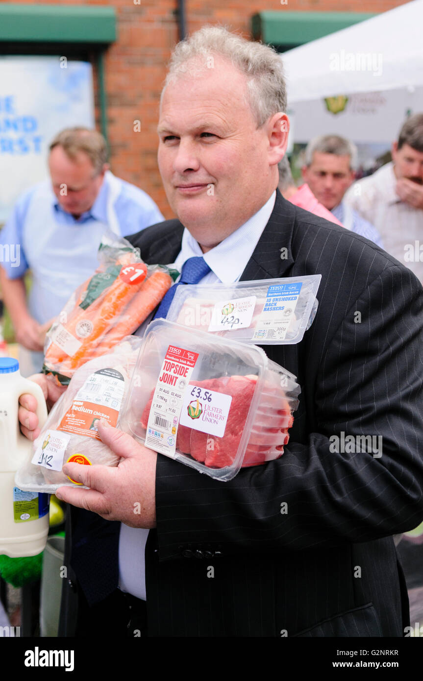 Belfast, 26.07.2012 - Harry Sinclair, Präsident der Ulster Farmers Union hält Produkte bei einem Protest gegen Supermarkt Preise durch den Verkauf von Produkten an die Öffentlichkeit zu ihrem Farmgate Preis. Stockfoto