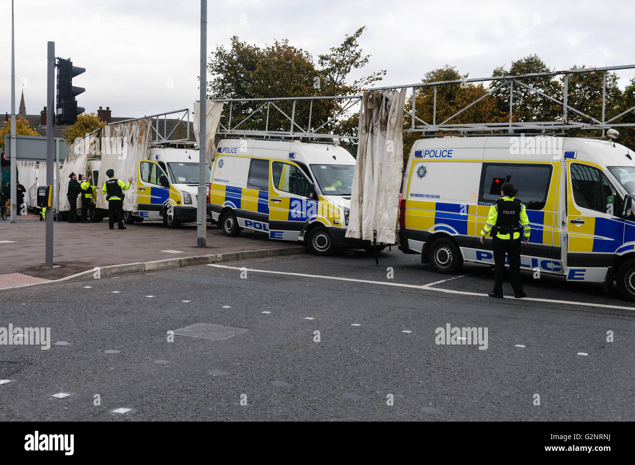 Belfast 29.09.2012 - PSNI errichten mobile Bildschirmen über eine Straße, die Ansicht zwischen protestantischen/Unionist/Loyalist und katholische/Republikaner/Nationalist Gemeinschaften während einer öffentlichen Parade zu blockieren. Stockfoto