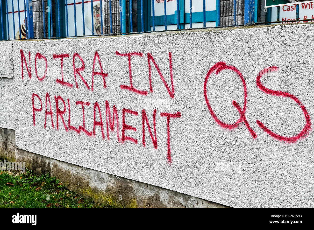 8. Dezember 2012, Belfast, Nordirland. Graffiti an der Wand nach einer Nacht der Gewalt, die sagen: "No IRA im Parlament" und "QS" (Quis Separabit - das Motto des paramilitärischen UDA).  Es gibt eine klare Botschaft aus der evangelischen Gemeinschaft, dass sie nicht, Sinn Féin und Martin McGuiness in Kraft dulden. Stockfoto