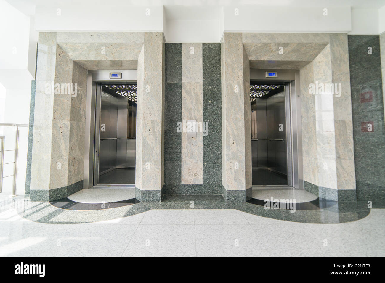 Der Aufzug Lobby - zwei offene Aufzug Stockfoto