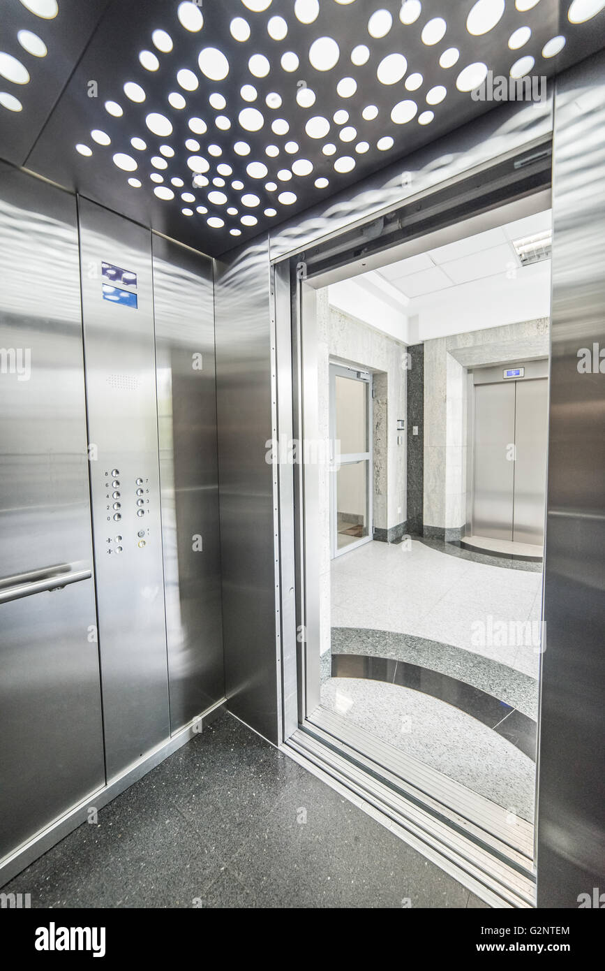 Innere des einen modernen Lift - glänzenden Stahl und Beleuchtung Stockfoto