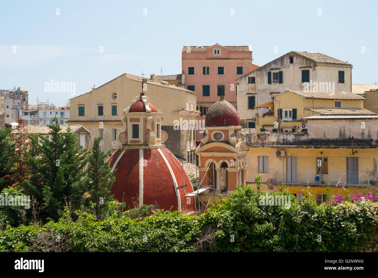 Die Spitzen der Gebäude in Corfu Town, Korfu, Griechenland. Stockfoto