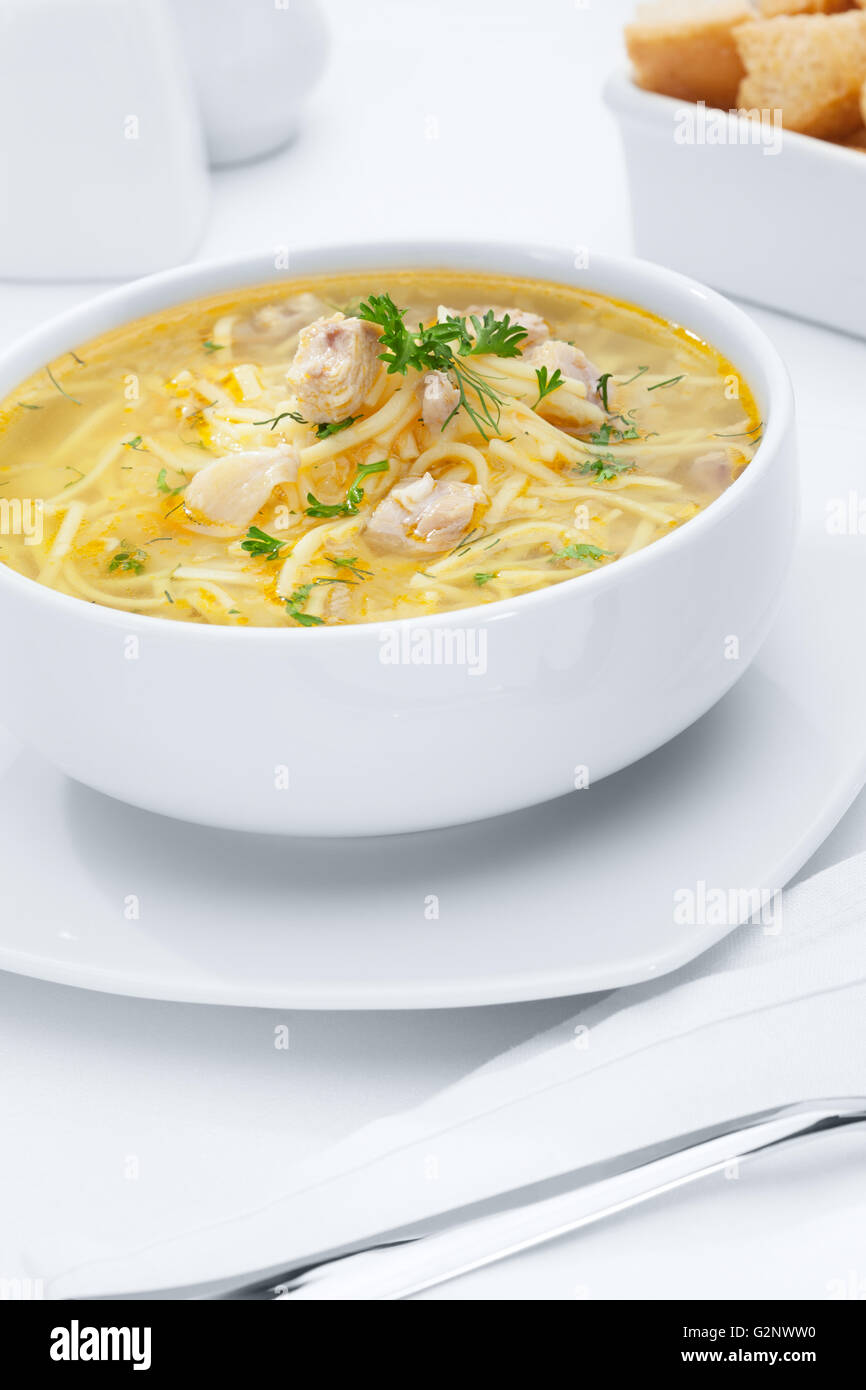 Nahaufnahme der schöne leckere Nudelsuppe auf weiße Rückseite Stockfoto