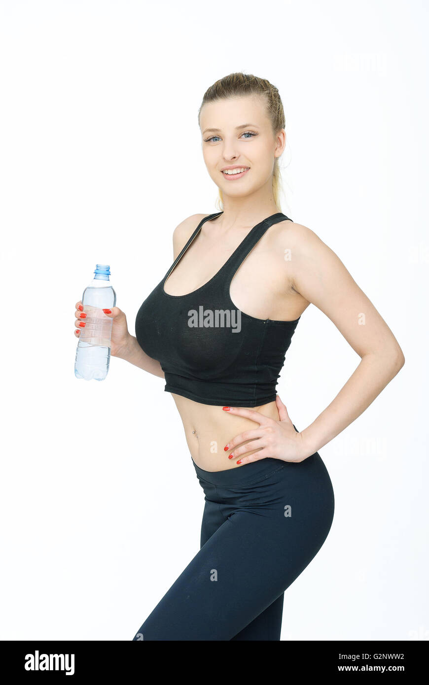 lächelnde Fitnesswoman mit Wasser Stockfoto