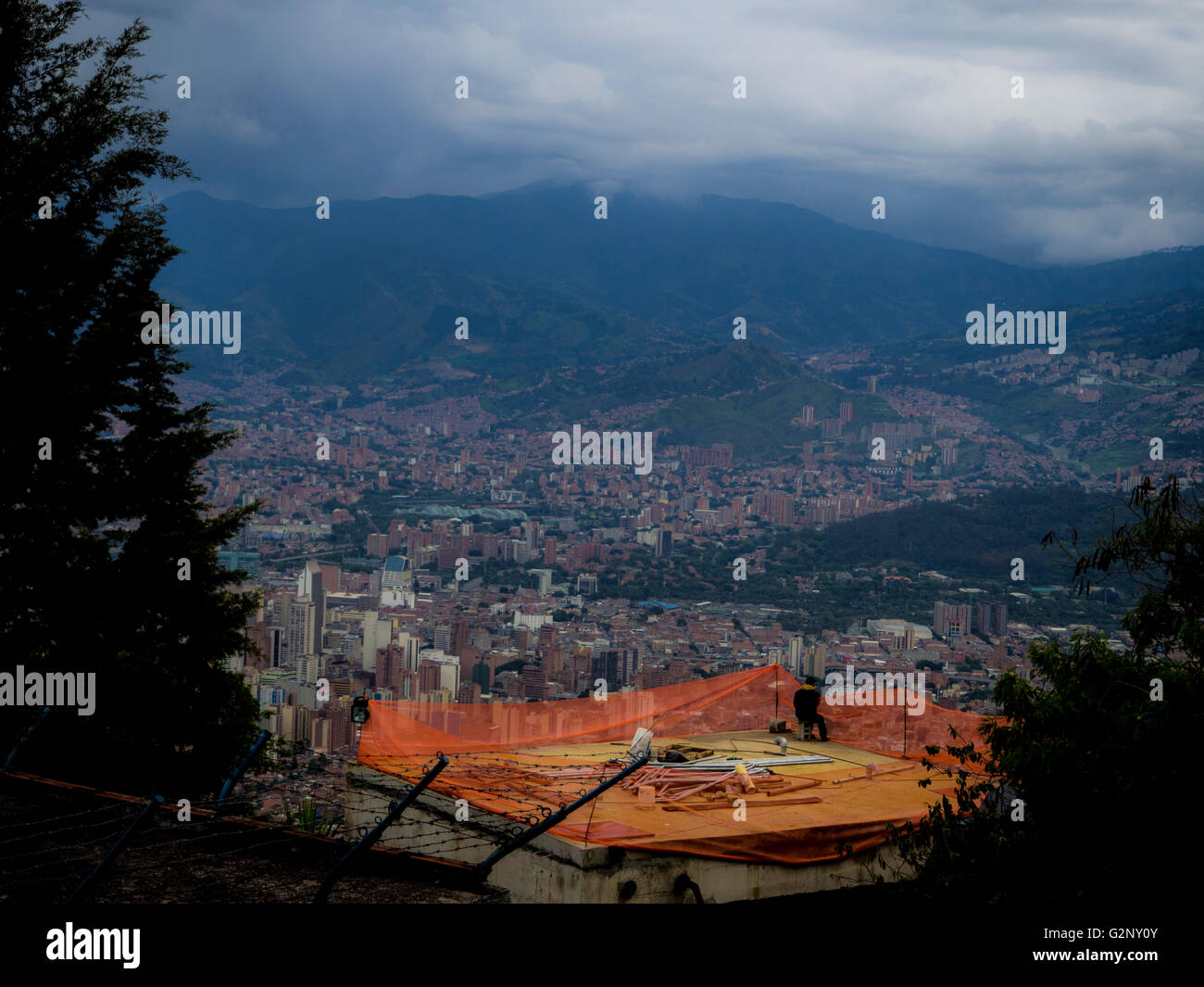 Ein Mann schaut über Medellin, Kolumbien Stockfoto