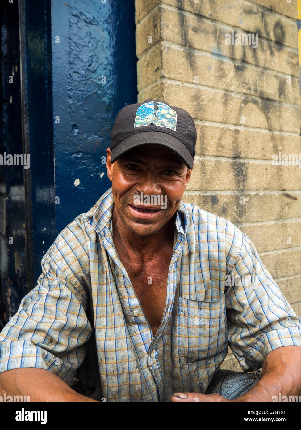 Unbenannte Mechaniker Porträt im Barrio Triste, Medellín, Kolumbien Stockfoto