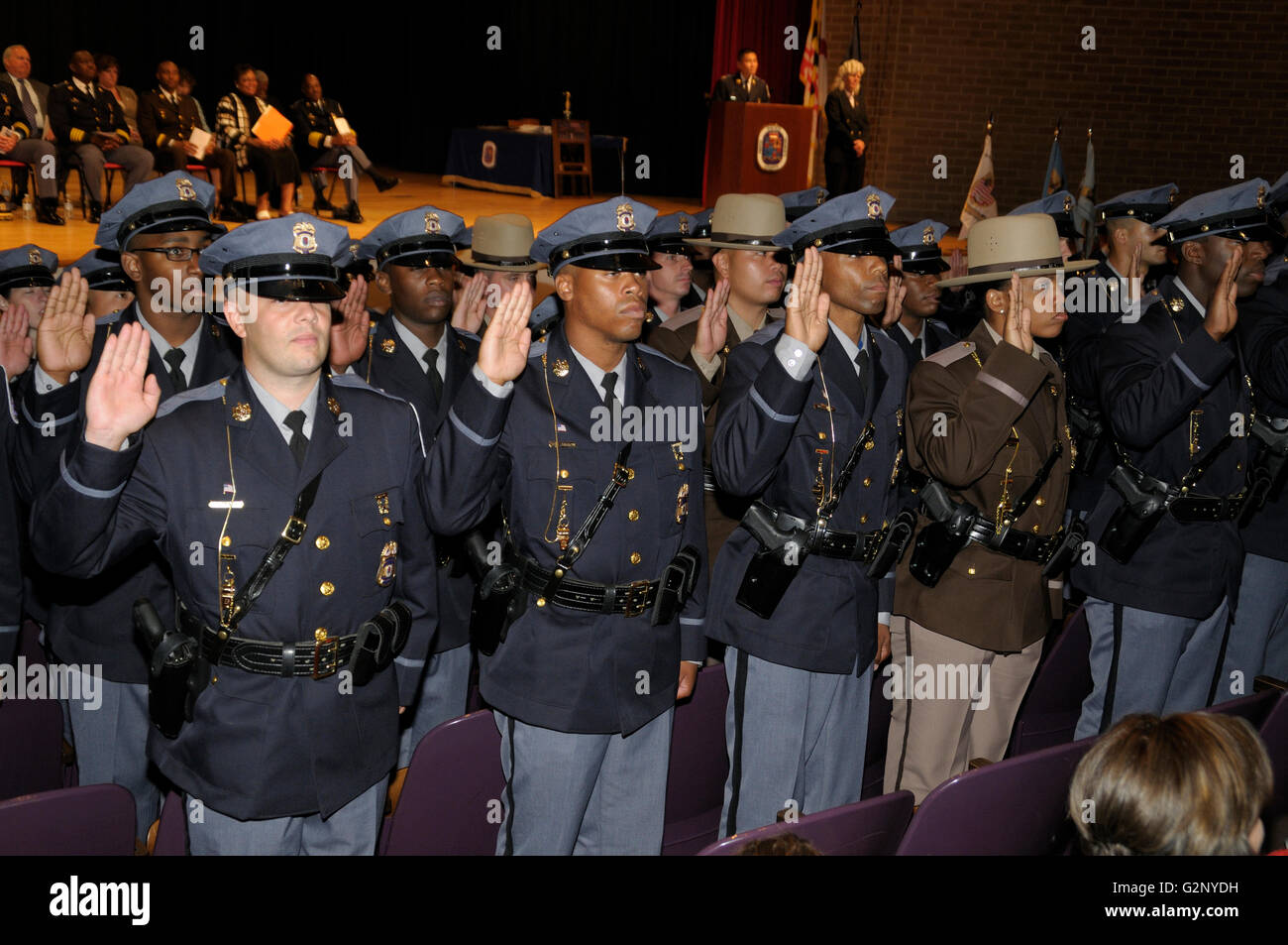 Polizisten bekommen an der Polizei-Teilung in Greenbelt, Maryland vereidigt Stockfoto