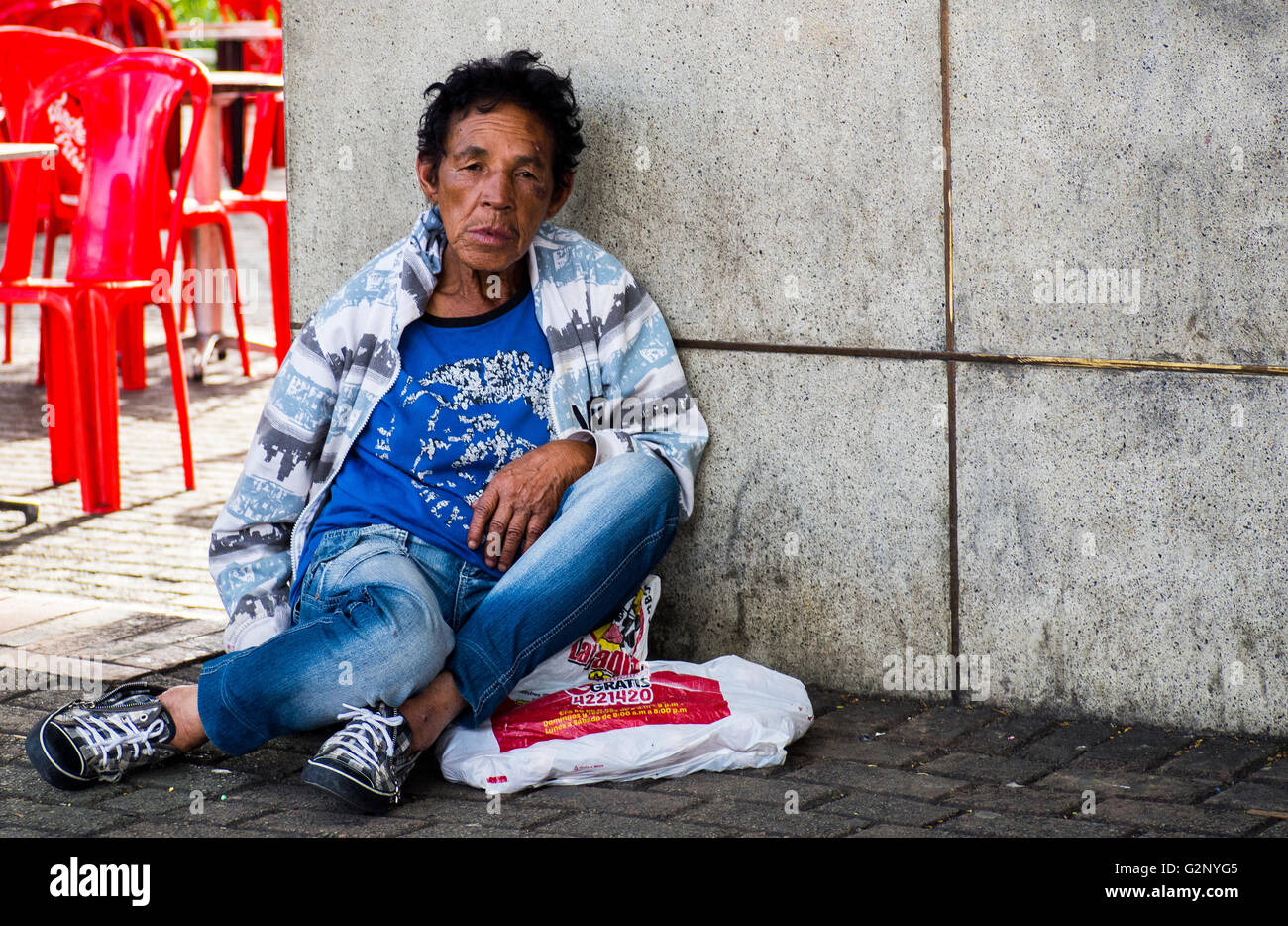 Ein geistig behinderter Mann nimmt sich eine Auszeit in San Antonio Plaza in Medellín, Kolumbien Stockfoto