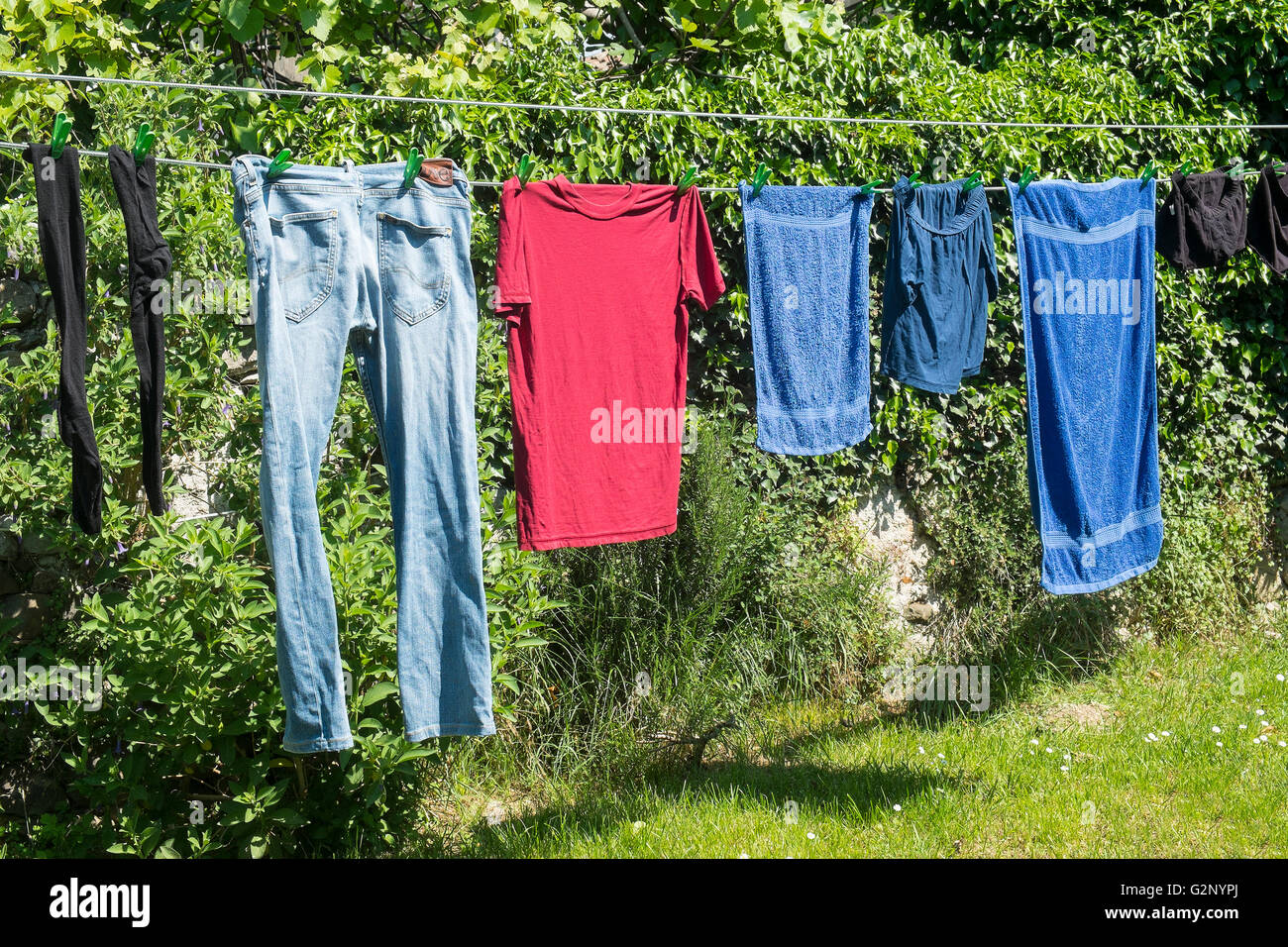 Wäsche aufhängen zum Trocknen im freien Stockfoto