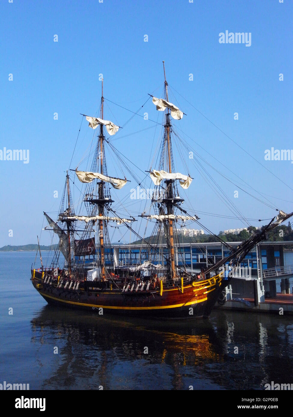 antikes Schiff Pier Meer Himmel tagsüber blau Segelboot Yacht Junk-großes Piratenschiff Waldlandschaft Stockfoto