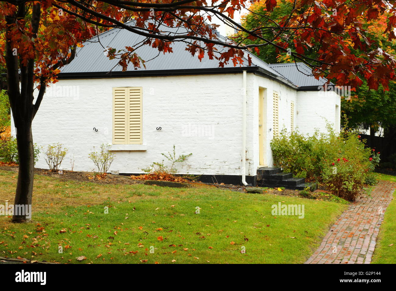 Herbstlaub und der Stellwerkswärter Cottage in Princes Park, Hobart, Tasmanien, Australien. Stockfoto