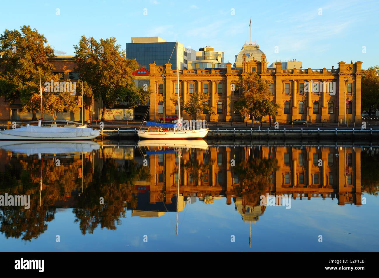 Yachten, die einen ruhigen Hafen am Constitution Dock vor der tasmanischen Museum and Art Gallery in der Innenstadt von Hobart reflektieren. Stockfoto