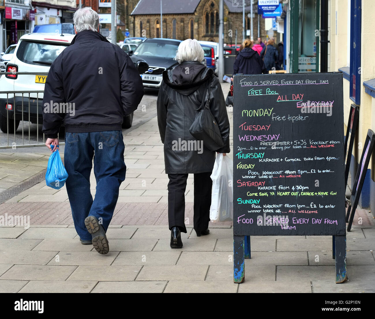 Paar Pub Essen Werbeschild vorbeigehen. Stockfoto