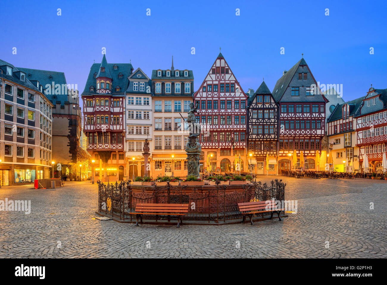 Alte Stadt quadratische Romerberg mit Justitia Statue in Frankfurt Deutschland Stockfoto
