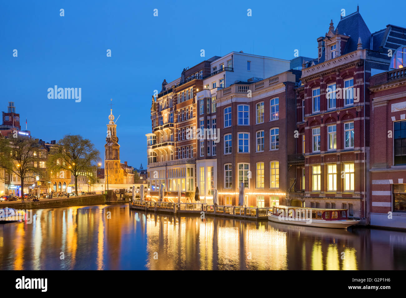 Uhrturm in Amsterdam ist eine der Attraktionen in der Nähe der Blumenmarkt in Amsterdam, Niederlande. Stockfoto