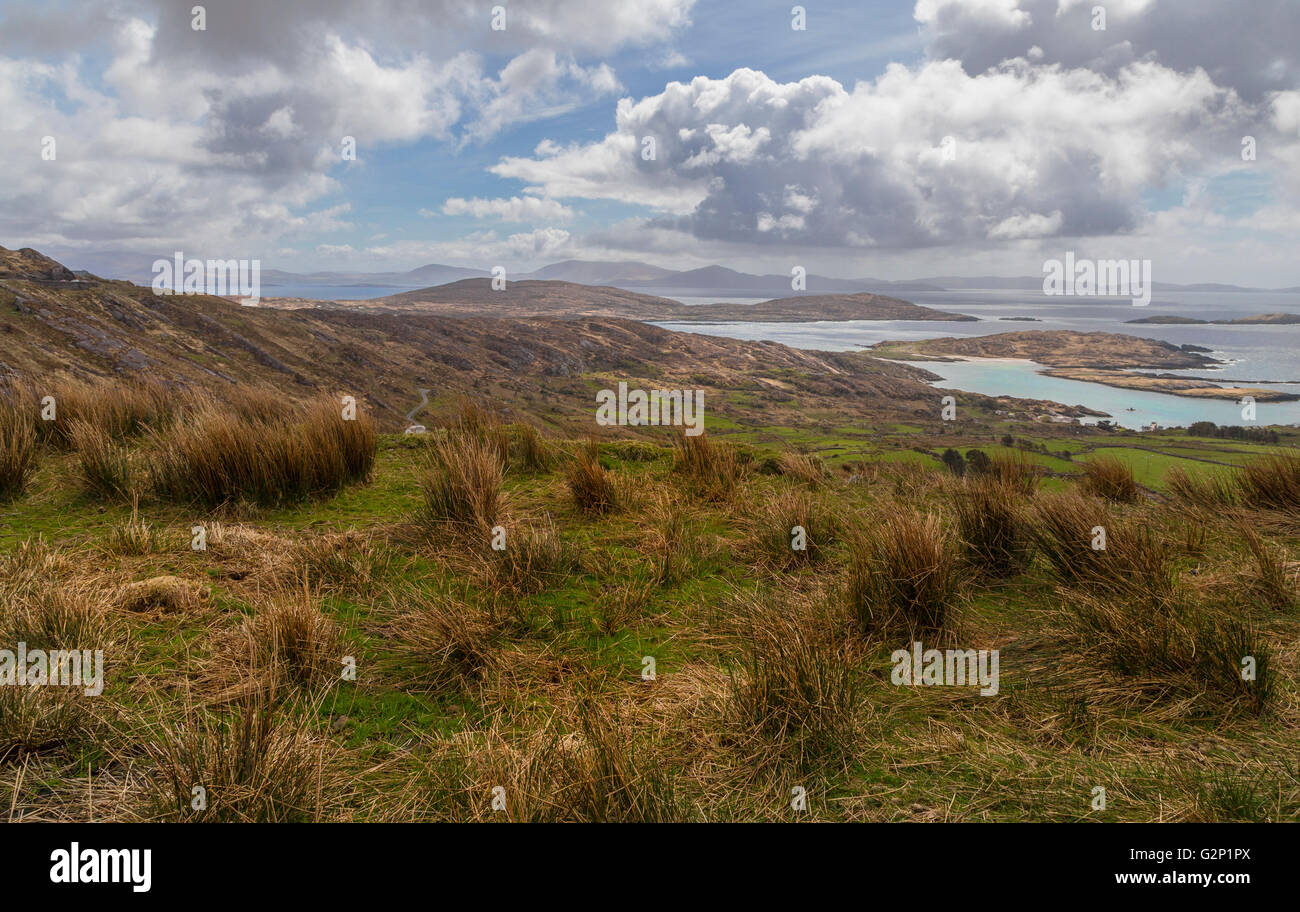 Atemberaubende Aussicht und Küsten Schönheit entlang des Ring of Kerry, Iveragh-Halbinsel auf dem Atlantischen Ozean, County Kerry, Irland. Stockfoto