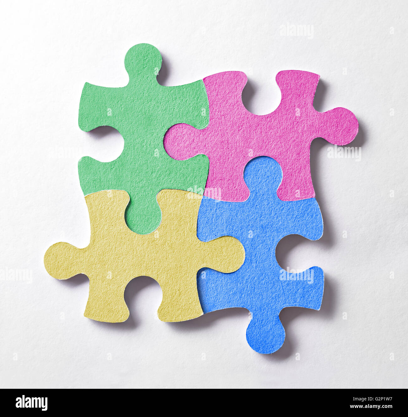 Vier bunte Puzzleteile in einem Quadrat angeordnet und miteinander verbunden. EU-Konzept, Teamarbeit und Business Logo. Stockfoto