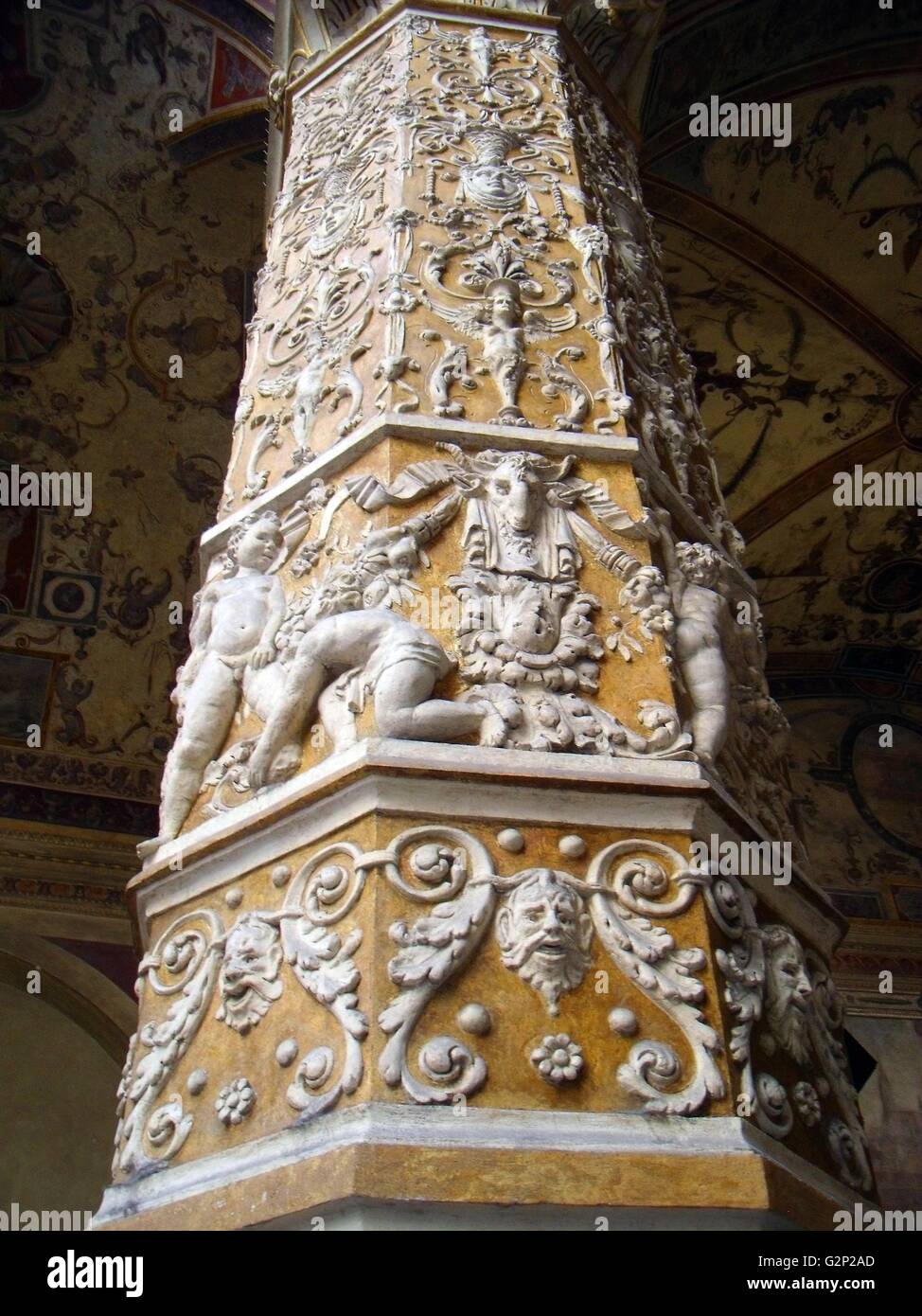 Interior Detail aus dem Palazzo Vecchio, Florenz, Italien. Eine massive, romanische Festung - Palast wurde vom Architekten Arnolfo di Cambio. Intern werden die ersten Hof wurde im Jahre 1453 von Michelozzo entworfen. In den Stichkappen und rund um den Hof sind Wappen der Kirche und Stadt Gilden. In der Mitte, der Porphyr Brunnen wird von Battista del Tadda. Dieses Bild zeigt eine Spalte in der dekorativen Reliefs bedeckt. Stockfoto