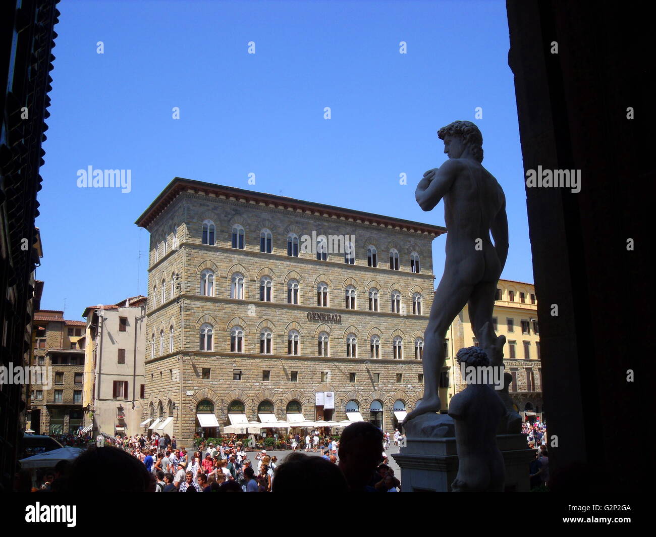 Statue Kopie von Michelangelos David. Am Eingang des Palazzo Vecchio, die Piazza della Signoria, Florenz, Italien. Das Original wurde zwischen 1501-1504 und stellte am 8. September 1504, und anschließend in der Galerie Accademia 1873 verschoben. Diese Replik wurde hier im Jahre 1910 gelegt. Es stellt den biblischen Helden David. Stockfoto