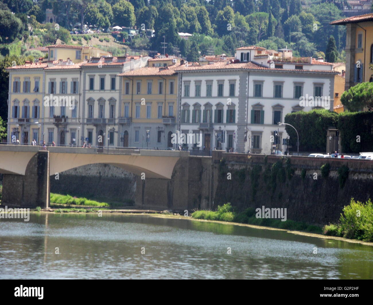 Bild des Flusses Arno und Umgebung in Florenz, Italien. Der Fluss entspringt im Monte Falterona und läuft durch Florenz, Florenz und Pisa. Alte Gebäude und klassischer Architektur säumen den Fluss in Florenz. Stockfoto