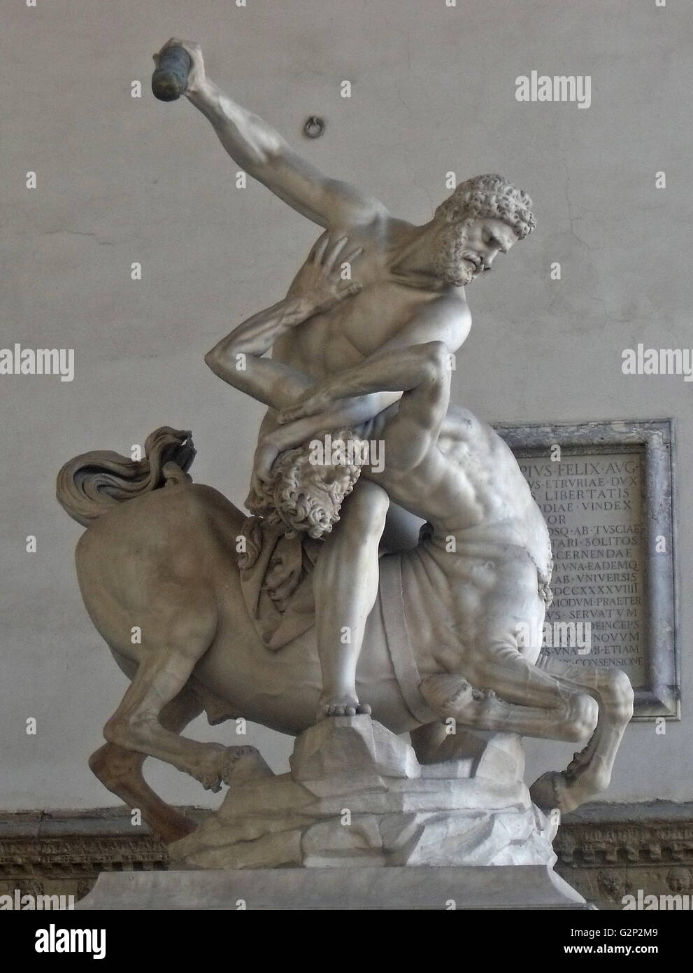 Marmorskulptur von Hercules schlagen der Kentaur Nessus, ca. 1599 ad. Durch flämische Künstler Jean de Boulogne, (besser durch seine Italianized name Giambologna bekannt). Diese Skulptur ist in der Loggia della Signoria, Florenz, Italien, und es wurde im Jahre 1841 von der Canto de'Carnesecchi gebracht. Mit Hilfe Pietro Francavill Giamblologna geformt aus einem massiven Block aus weißem Marmor. Stockfoto